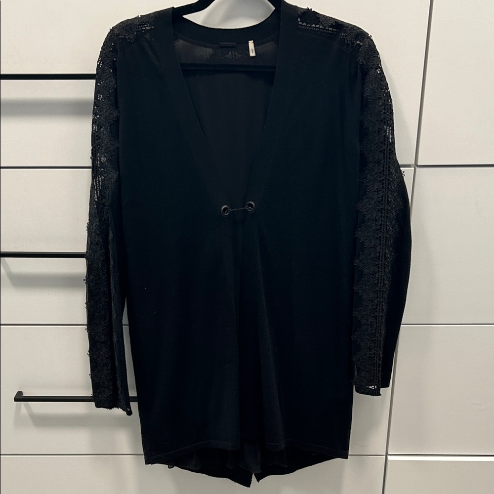 Elie Tahari Black Lace Sleeve Tunic. Pleated detail in back.